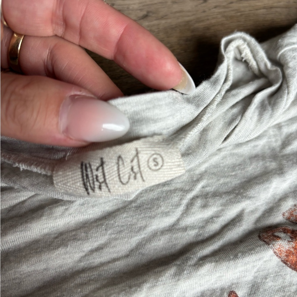 Set of 2 Graphic T-Shirts Size Small - Picture 7 of 7